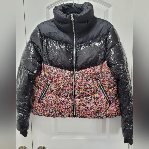 Steve MADDEN ♥︎ ARIANA Short Floral & Black Puffer Jacket With Chrome Zipper - Picture 6 of 9